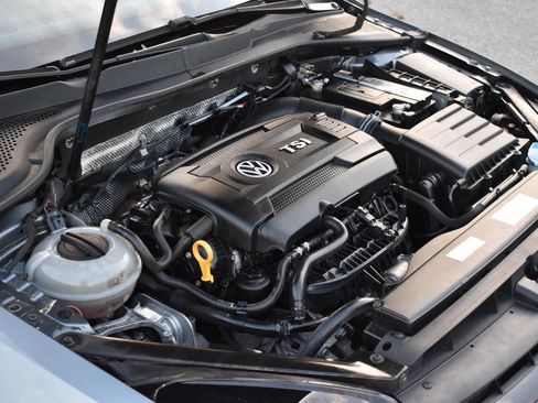 Used 2017 Volkswagen Golf S image 33