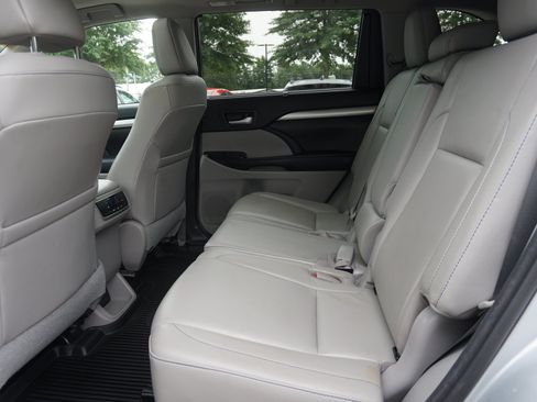 Used 2017 Toyota Highlander XLE AWD/4WD image 15