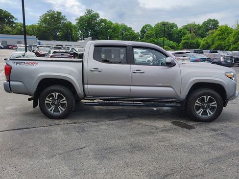 Used 2017 Toyota Tacoma TRD Sport w/ Premium & Technology Package AWD/4WD image 6