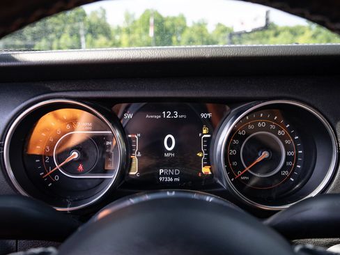 Used 2020 Jeep Gladiator Overland AWD/4WD image 27