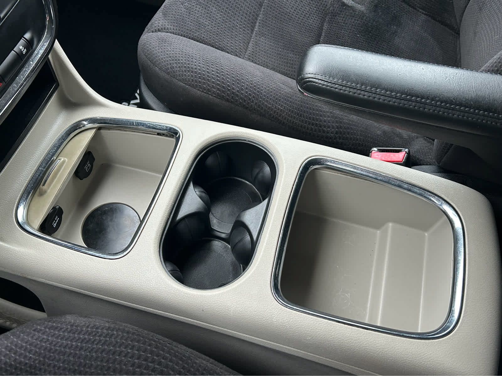 Used 2014 Dodge Grand Caravan SXT w/ UConnect Hands-Free Group FWD image 32