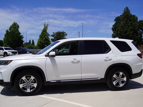Used 2025 Honda Pilot EX-L image 3