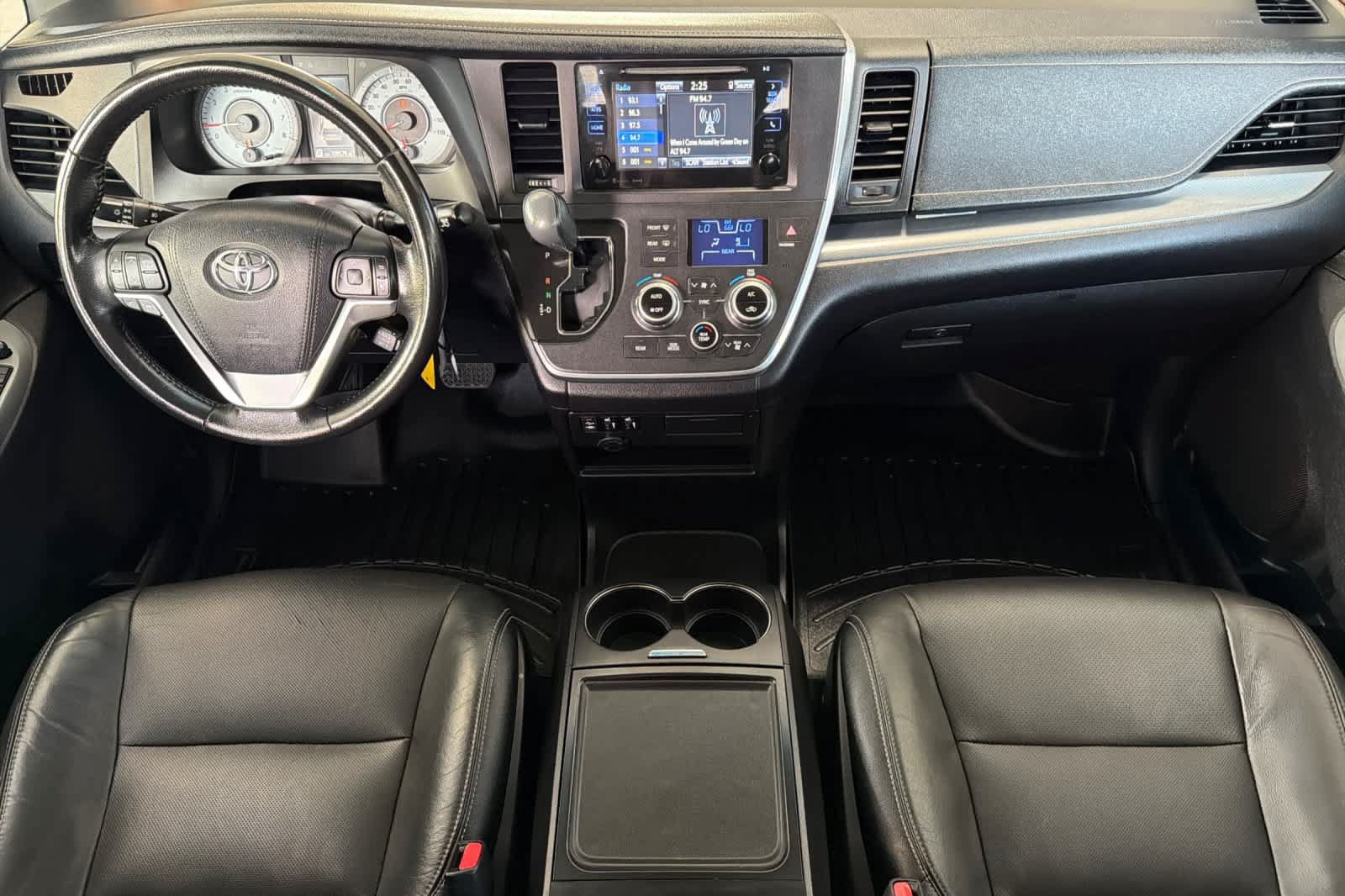 Used 2016 Toyota Sienna SE FWD image 3