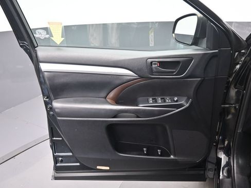 Used 2019 Toyota Highlander Plus AWD/4WD image 9