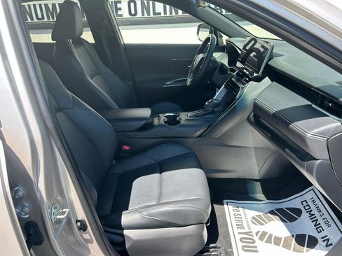 Used 2023 Toyota Venza XLE image 24