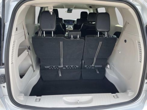 Used 2024 Chrysler Pacifica Touring-L FWD image 15