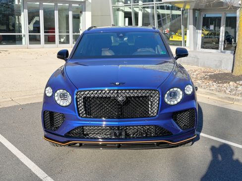 Used 2025 Bentley Bentayga image 2