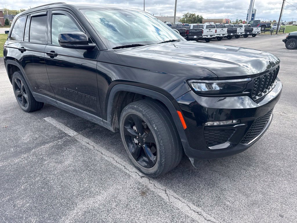 Used 2023 Jeep Grand Cherokee Limited w/ Black Appearance Package AWD/4WD image 4