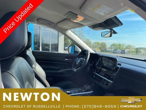 Used 2025 Nissan Pathfinder SL AWD/4WD image 29