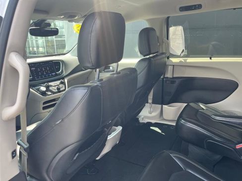Used 2023 Chrysler Pacifica Touring-L image 35