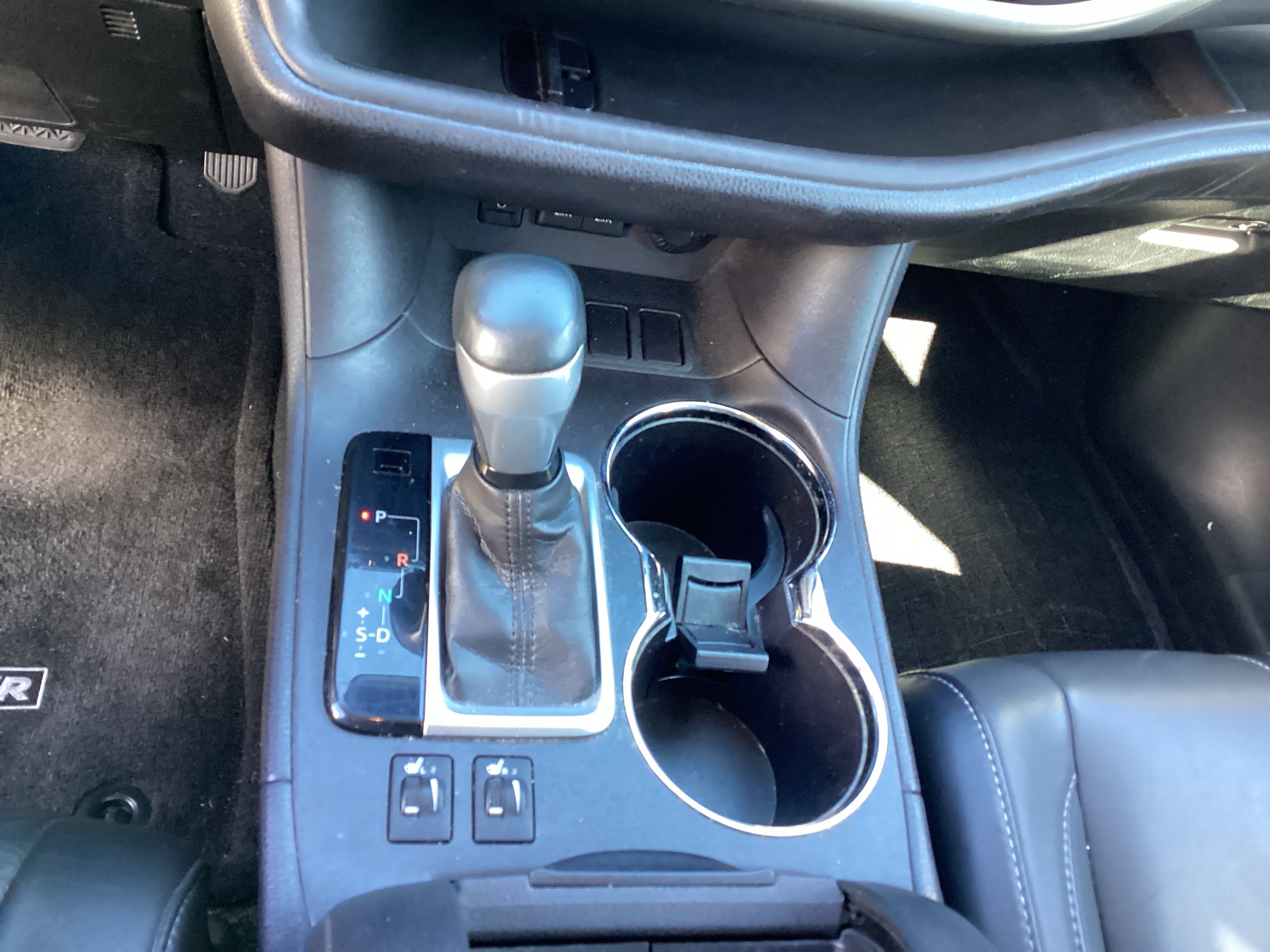 Used 2017 Toyota Highlander SE FWD image 16