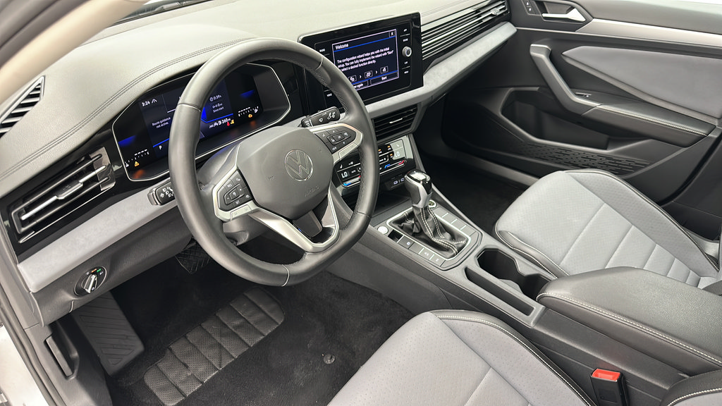 Used 2025 Volkswagen Jetta SE FWD image 11