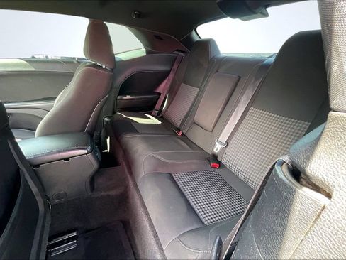 Used 2015 Dodge Challenger SXT RWD image 21