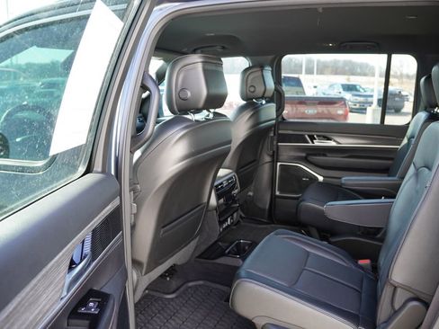 Used 2023 Jeep Wagoneer Series III w/ Preferred Equipment Group image 18