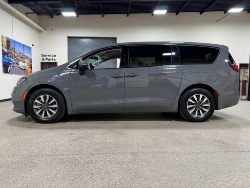 Used 2023 Chrysler Pacifica Touring-L FWD image 8
