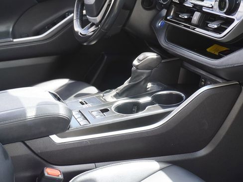 Used 2022 Toyota Highlander XLE image 18