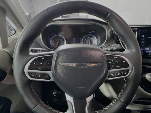 Used 2024 Chrysler Pacifica Touring-L image 18