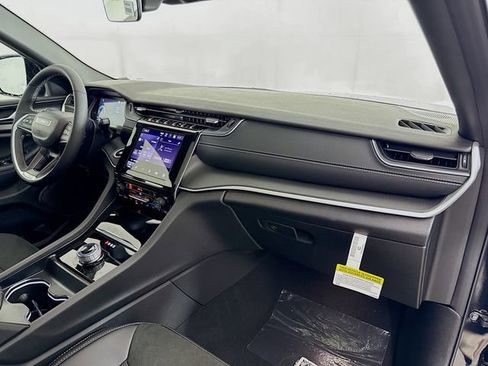 New 2025 Jeep Grand Cherokee Altitude image 29