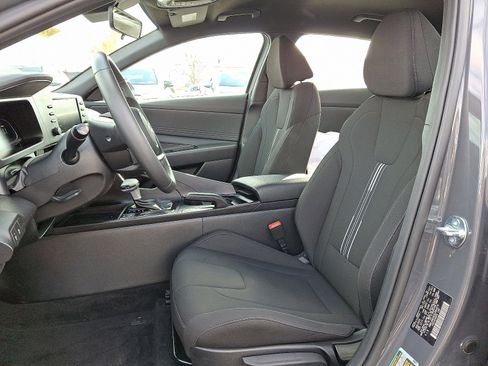 Used 2025 Hyundai Elantra Sport image 13