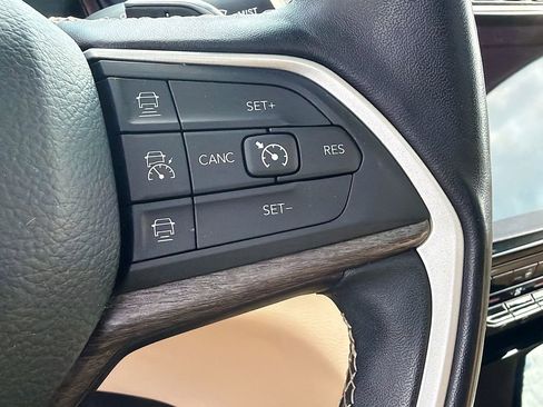 Used 2022 Jeep Grand Cherokee Limited AWD/4WD image 37