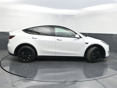 Used 2023 Tesla Model Y Long Range image 40