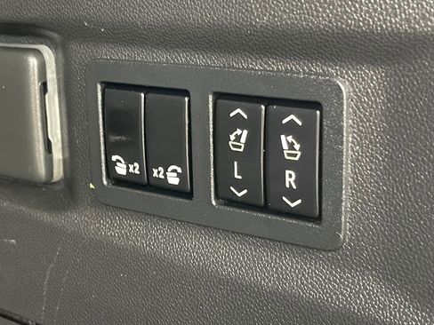 Used 2021 Chevrolet Tahoe Premier w/ Premium Package image 25