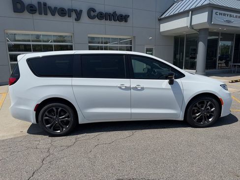 New 2026 Chrysler Pacifica Select FWD image 3