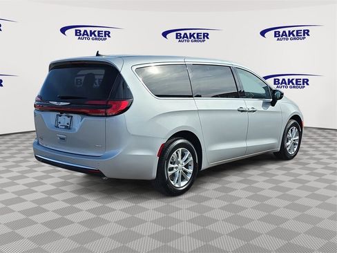 New 2026 Chrysler Pacifica Select image 3