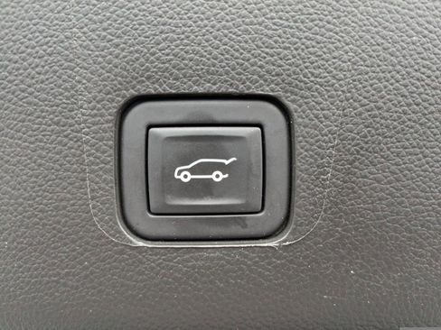 Used 2023 Chevrolet Traverse Premier image 14