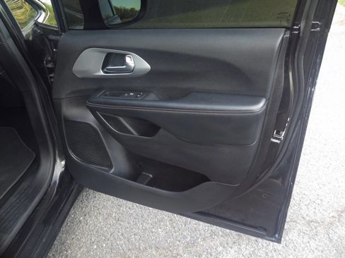 Used 2019 Chrysler Pacifica Touring Plus w/ S Appearance Package FWD image 38