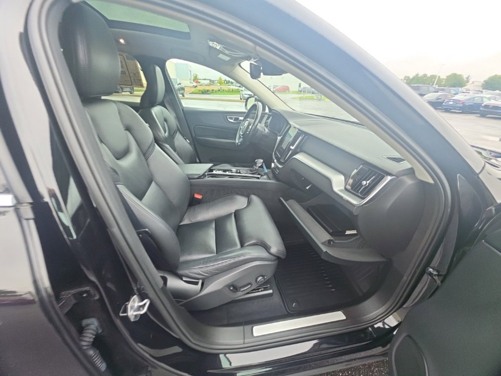 Used 2019 Volvo XC60 T5 Momentum w/ Multimedia Package AWD/4WD image 33