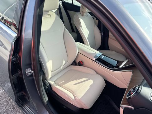 Used 2025 Mercedes-Benz C 300 Sedan image 25