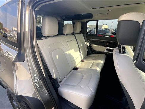 Used 2023 Land Rover Defender 110 SE image 29