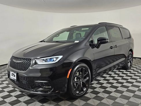 New 2026 Chrysler Pacifica Limited w/ S Appearance Package FWD image 7