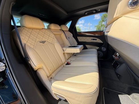 Used 2021 Bentley Bentayga image 37
