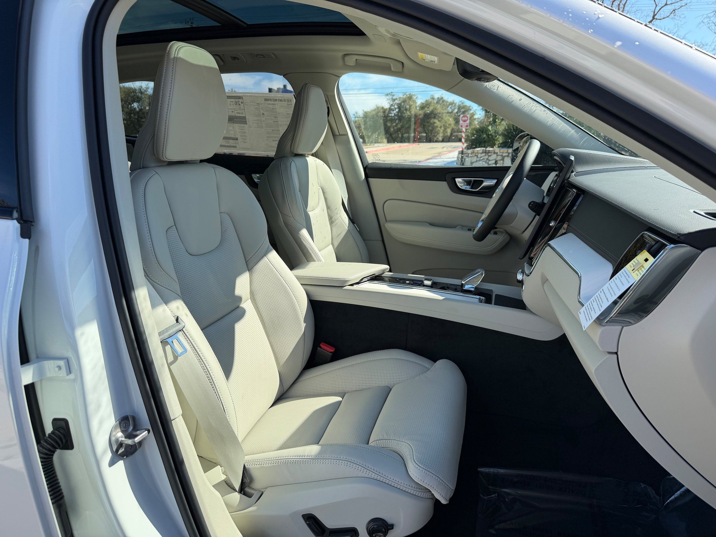 New 2026 Volvo XC60 B5 Ultra w/ Protection Package Premier AWD/4WD image 8