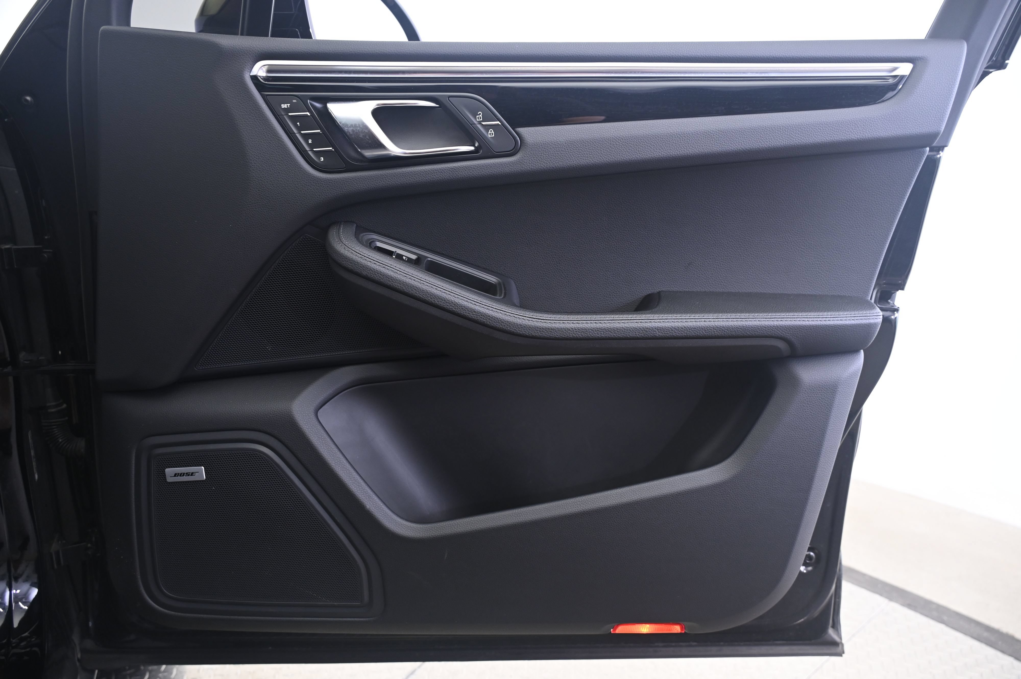 Certified 2023 Porsche Macan S AWD/4WD image 20