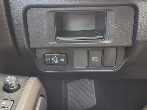 Used 2019 Toyota Tacoma SR5 RWD image 9