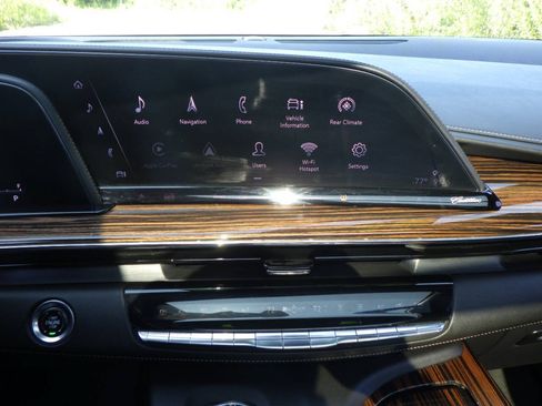 Used 2021 Cadillac Escalade Premium Luxury AWD/4WD image 28