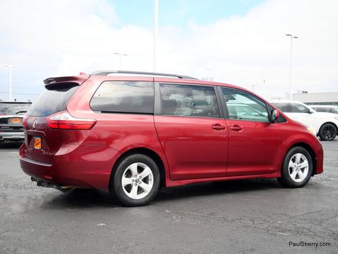 Used 2018 Toyota Sienna LE image 13