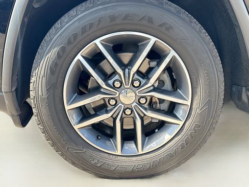 Used 2018 Jeep Grand Cherokee Limited image 41