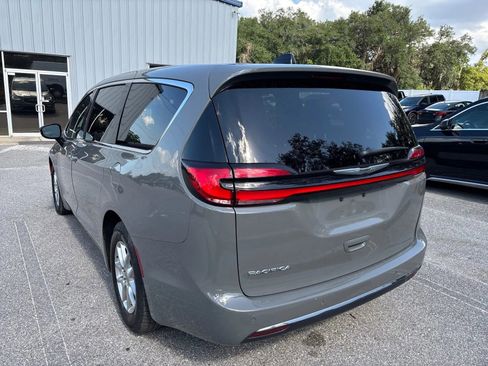 Used 2025 Chrysler Pacifica Select FWD image 7