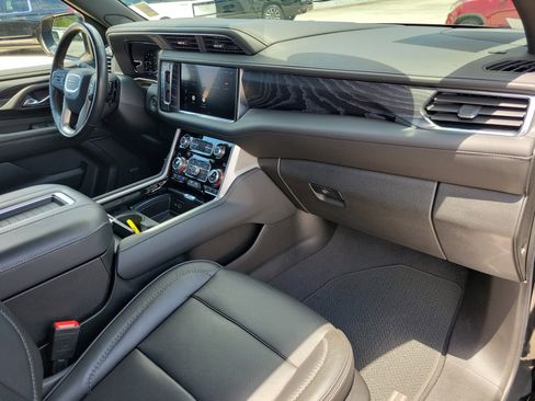 Used 2023 GMC Yukon XL Denali AWD/4WD image 11