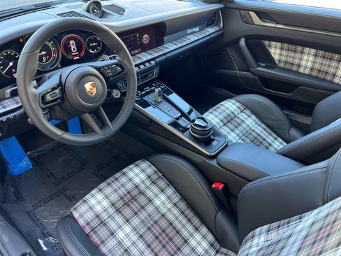 Certified 2025 Porsche 911 Turbo AWD/4WD image 4