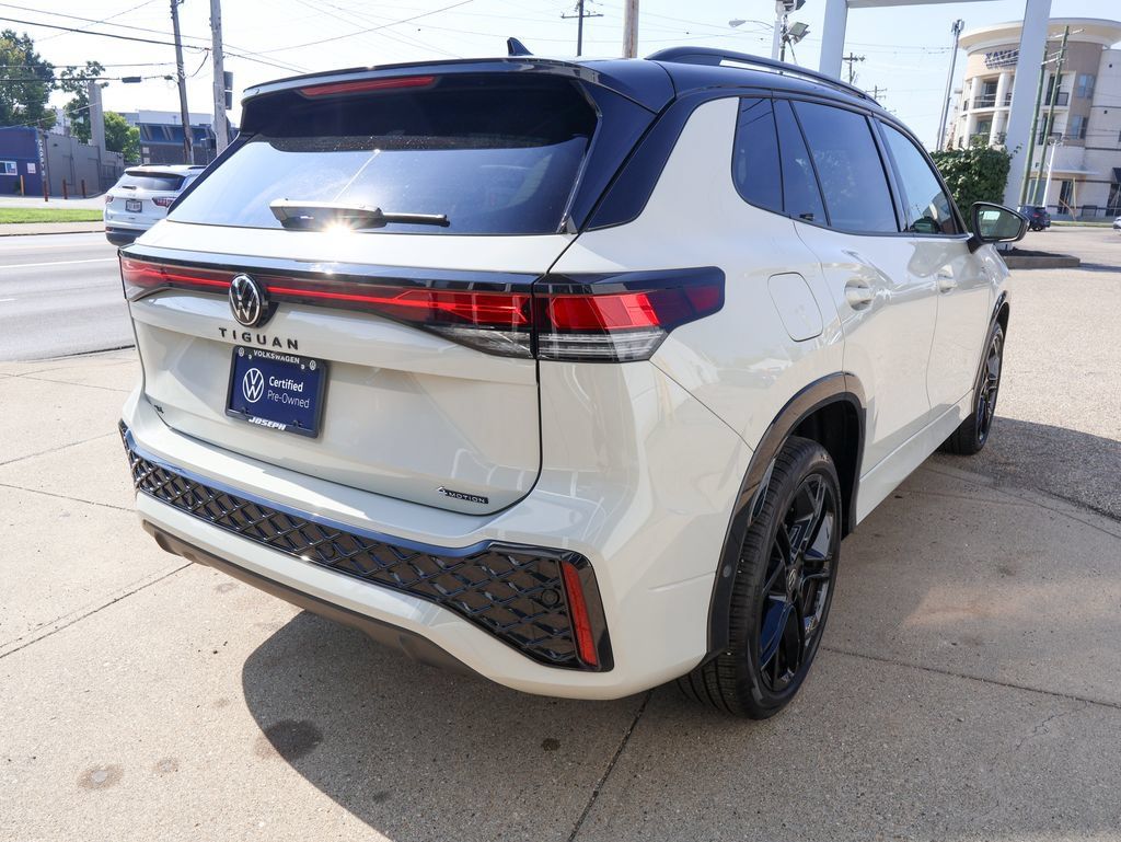 Used 2025 Volkswagen Tiguan SE R-Line AWD/4WD image 5