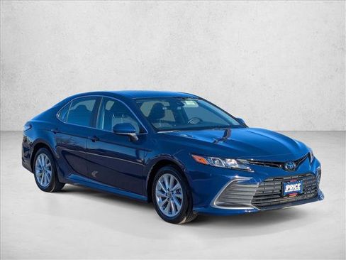 Used 2023 Toyota Camry LE image 3