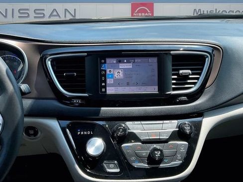 Used 2023 Chrysler Voyager LX FWD image 9