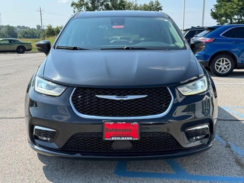 Used 2023 Chrysler Pacifica Touring-L FWD image 12