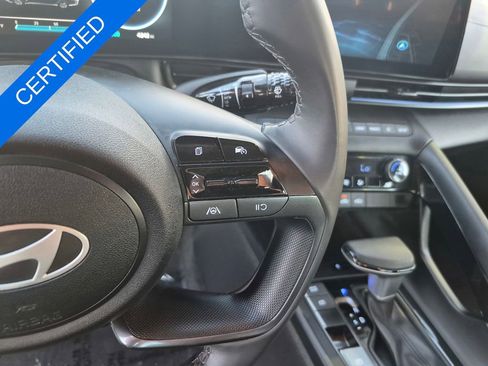 Used 2025 Hyundai Elantra SEL image 15