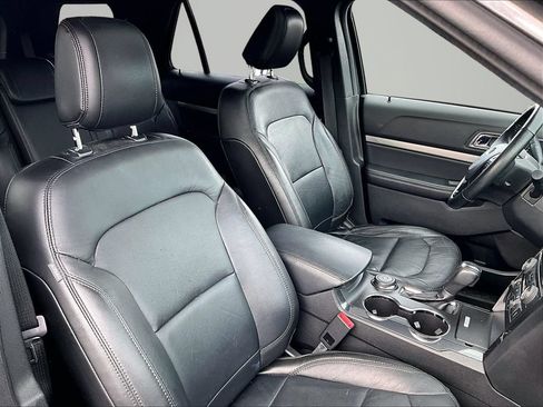 Used 2018 Ford Explorer XLT w/ Equipment Group 202A AWD/4WD image 8